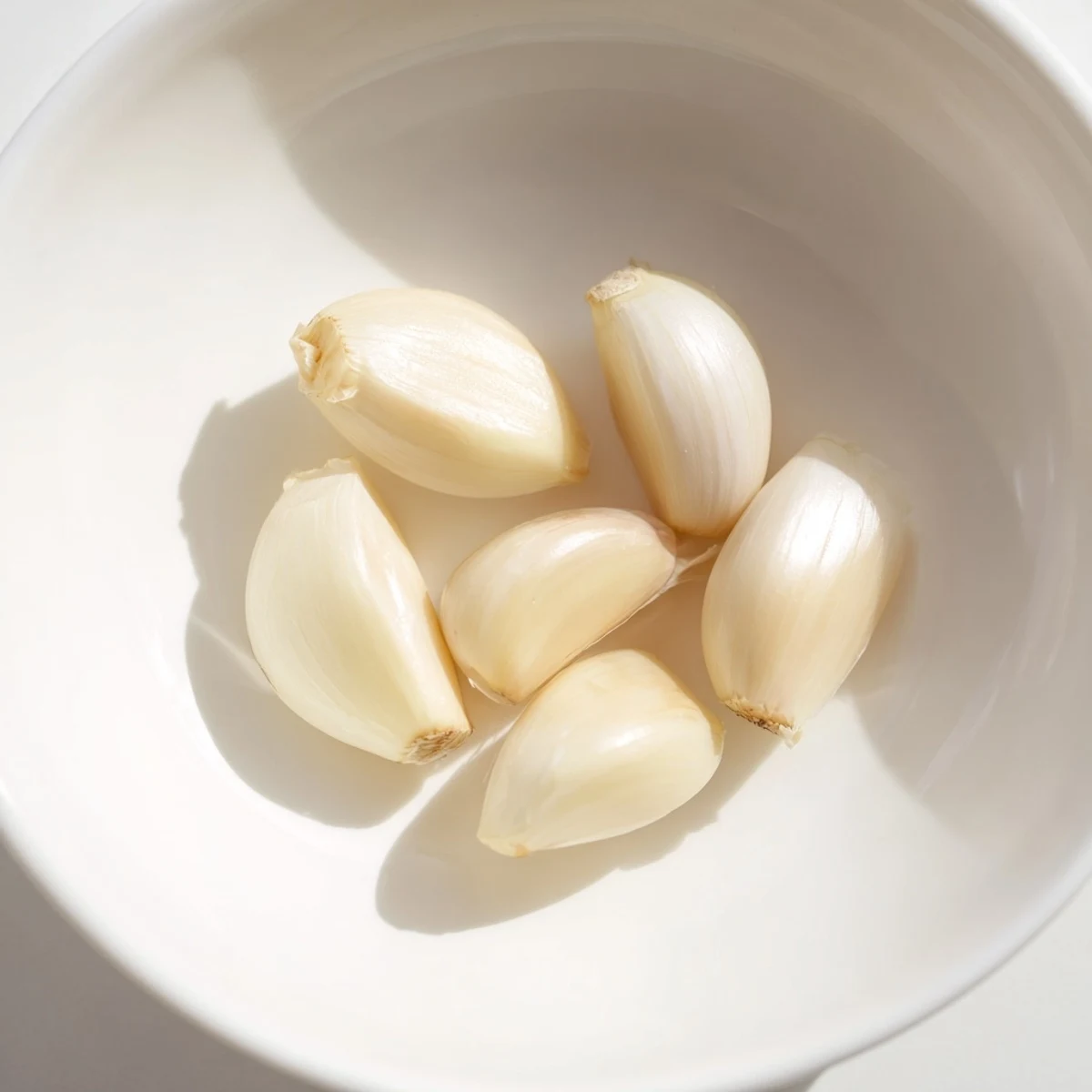 Close-up of freshly peeled garlic, demonstrating how to prepare cloves for your next dish.